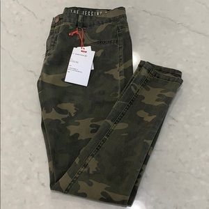 Skinny jegging camouflage pants